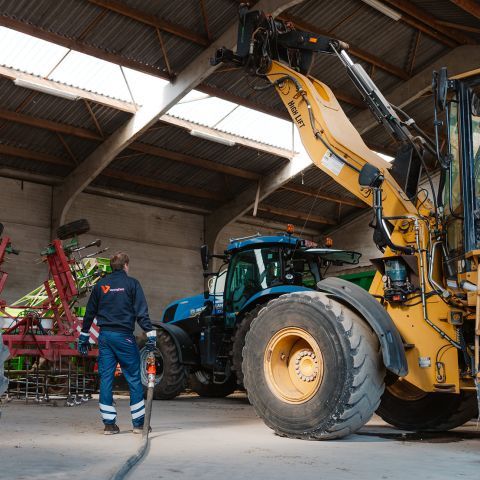 levering brandstoffen in hangar met landbouwmachines